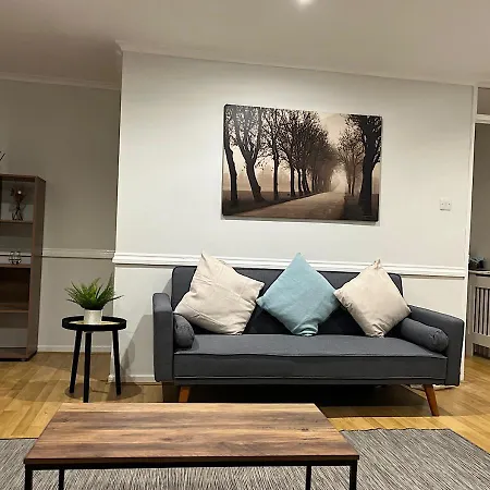 Lovely 2 Bedroom Apartment With Parking Space